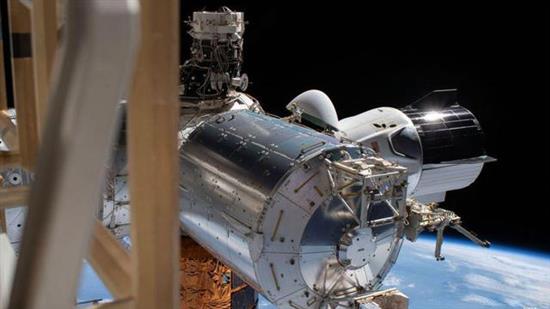 与国际空间站成功对接的“龙飞船”（2020年7月1日）。?